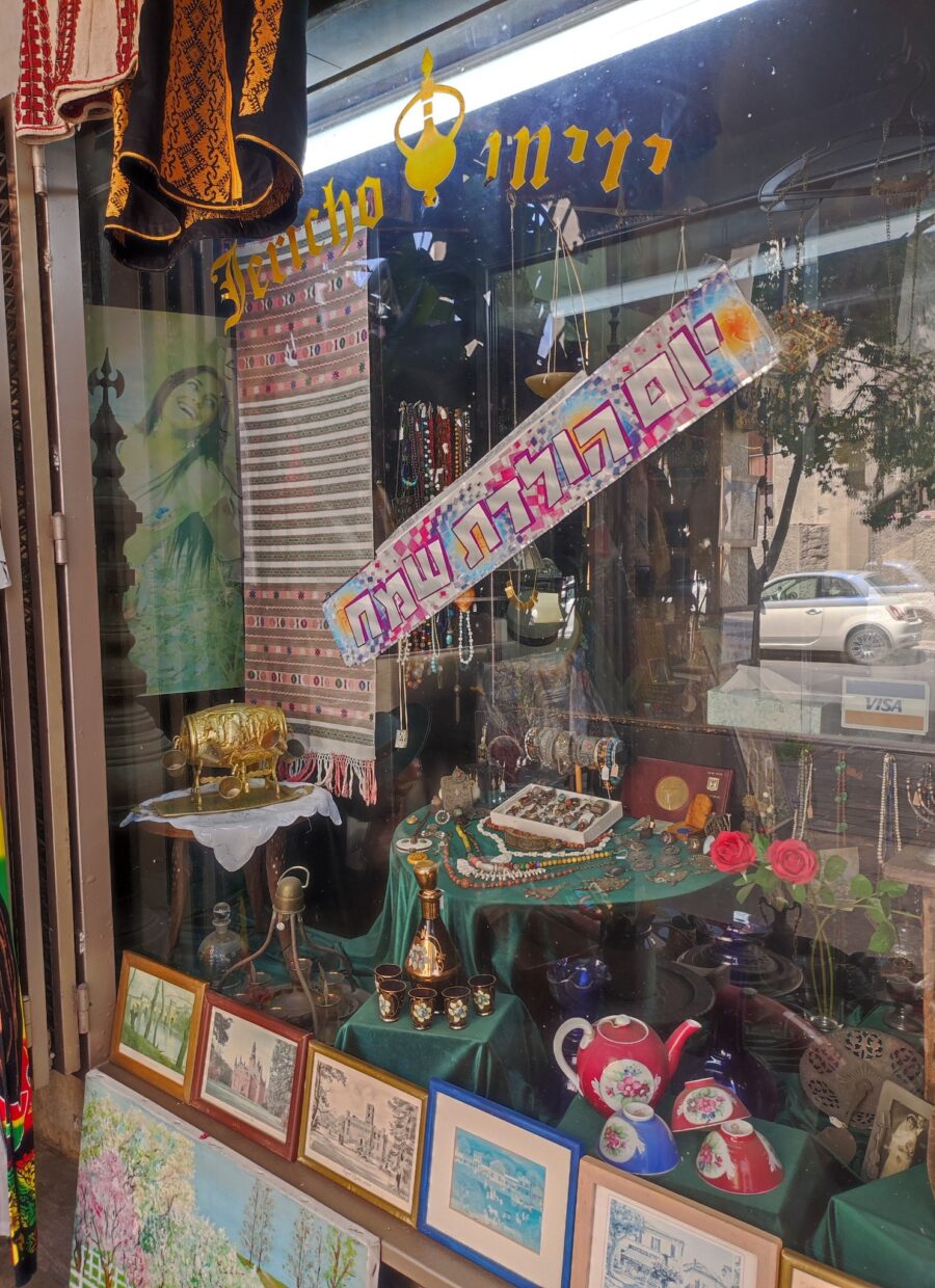 ביקור בחנות עתיקות בתל אביב - חלון הראווה של החנות עם שלט "יום הולדת שמח"