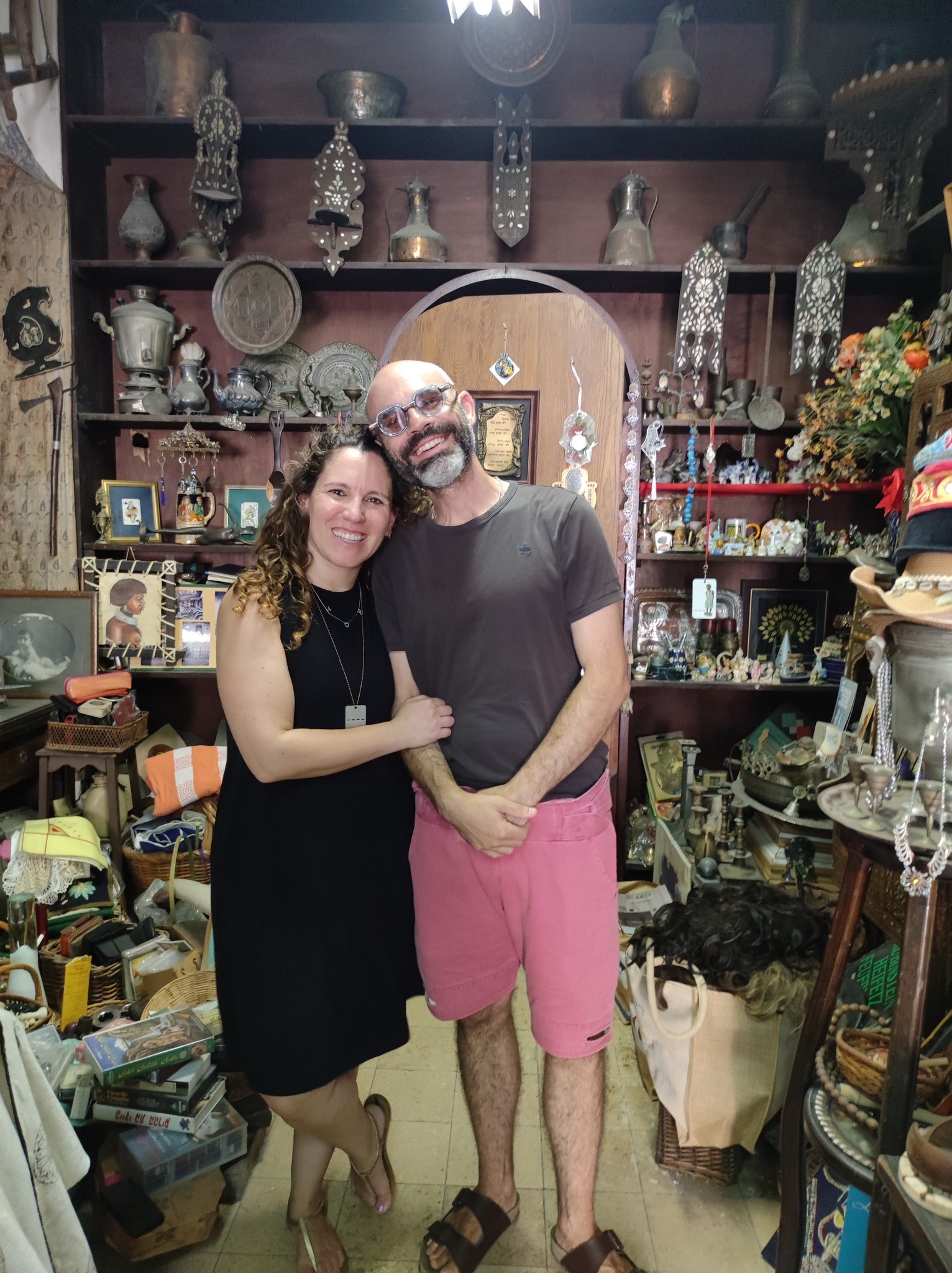 ביקור בחנות עתיקות בתל אביב - זוג מאושר מבקר בחנות