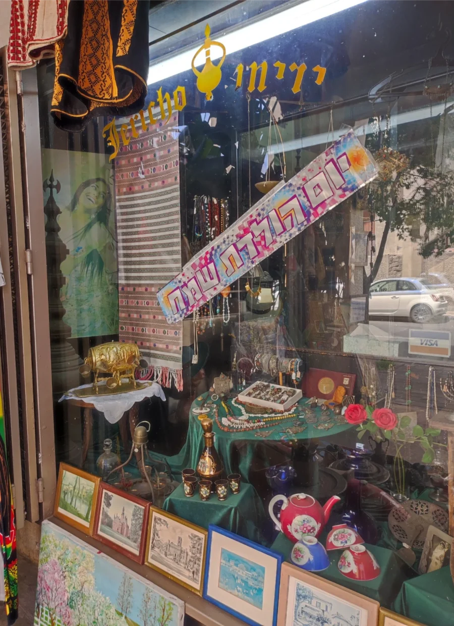 ביקור בחנות עתיקות בתל אביב - חלון הראווה של החנות עם שלט "יום הולדת שמח"