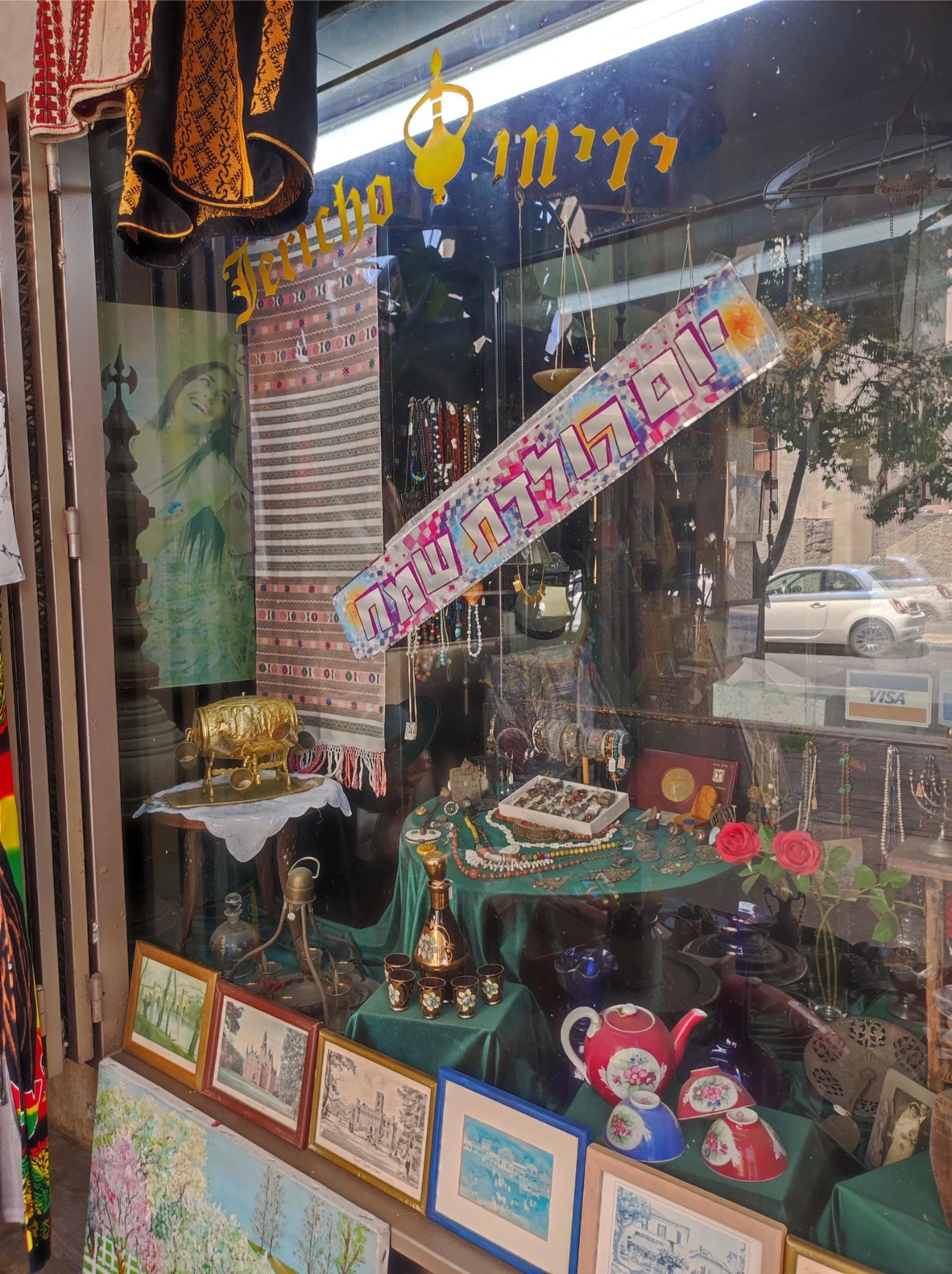 ביקור בחנות עתיקות בתל אביב - חלון הראווה של החנות עם שלט "יום הולדת שמח"