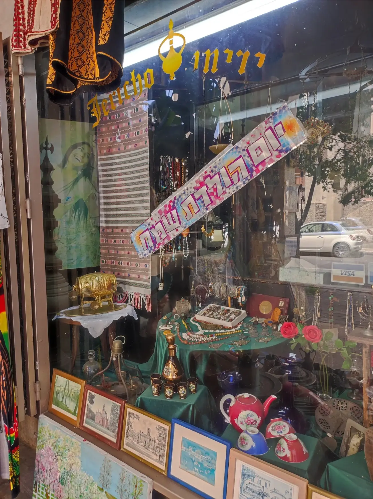 ביקור בחנות עתיקות בתל אביב - חלון הראווה של החנות עם שלט "יום הולדת שמח"